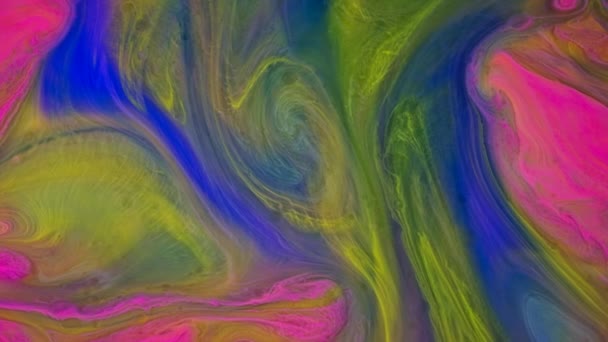 Peintures colorées à gradient liquide lisse se déplaçant lentement. Images d'archives. Gros plan des encres de couleur arc-en-ciel mélangeant en substance liquide, concept d'art. — Video