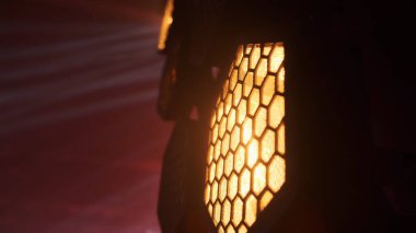 Parti ve disko konsepti, yanıp sönen sıcak çoraplar. Stok görüntüleri. Konser sırasında bir gece kulübünün sahnesinde parlayan turuncu ışıkları kapatın..