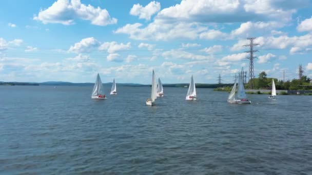 Вид з повітря на красиві білі яхти, що пливуть у темній спокійній воді річки. Відео. Малі човни під час змагань на фоні блакитного хмарного неба . — стокове відео