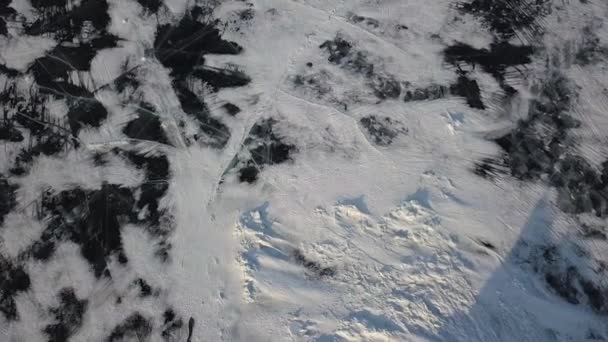 Vista superior del fondo de textura de hielo. Clip. Vista aérea del paisaje natural invernal del agua congelada del lago o estanque con nieve blanca . — Vídeo de stock