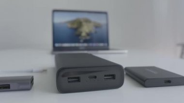 Laptopun arka planında dış bataryalar var. Başla. Elektronik cihazlar için dış bataryaları kapatın. Yolculuk sırasında güçlü bir dizüstü bilgisayar için şarj takımı