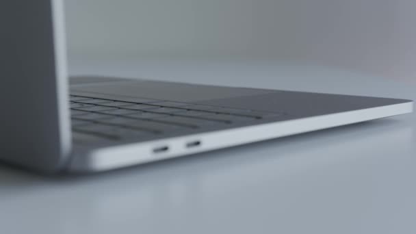 Gehäuse eines offenen dünnen Laptops. Handeln. Nahaufnahme Details von schönen modernen Laptop mit dünnem Körper. Moderner Laptop mit minimalistischem und stilvollem Gehäusedesign — Stockvideo