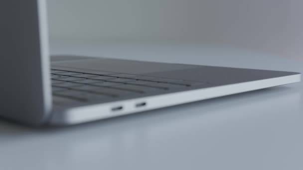 Fall med öppen tunn bärbar dator. Börja. Närbild detaljer av vackra moderna laptop med tunn kropp. Modern laptop med minimalistisk och snygg design av fodral — Stockvideo