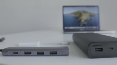 Laptopun arka planında dış bataryalar var. Başla. Elektronik cihazlar için dış bataryaları kapatın. Yolculuk sırasında güçlü bir dizüstü bilgisayar için şarj takımı