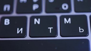 Rus klavye tuşlarına yakın çekim. Başla. Laptop klavyesinin siyah güzel düğmeleri. Rusça ve İngilizce harfli dahili dizüstü bilgisayar klavyesi