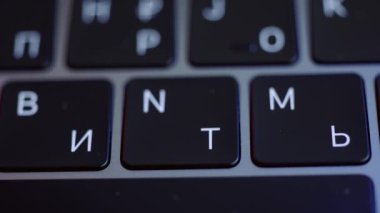 Modern bilgisayar veya dizüstü bilgisayar siyah klavye, görüntüyü kapat. Başla. Üzerinde siyah düğmeler ve beyaz semboller olan yeni tuş takımı, modern teknoloji kavramı.