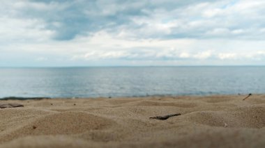 Gölün saandy kıyısına yakın mavi bulutlu arka planda. Kavram. Nehrin kıyı şeridinin yaz manzarası dalgalanmalar ve yumuşak kumlarla.