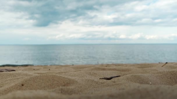 Primer plano de la orilla arenosa del lago sobre fondo azul cielo nublado. Concepto. Paisaje de verano de la costa del río con ondulaciones y arena suave. — Vídeos de Stock