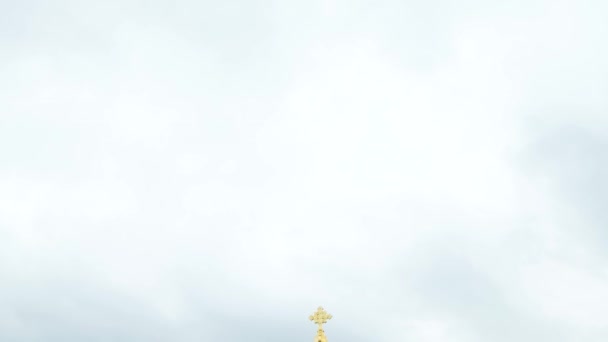 Tengerészeti katedrális Kronstadtban, Szentpétervár, Oroszország. Fogantatás. Csodálatos templom arany kupolák felhős ég háttér, vallás és építészet téma. — Stock videók