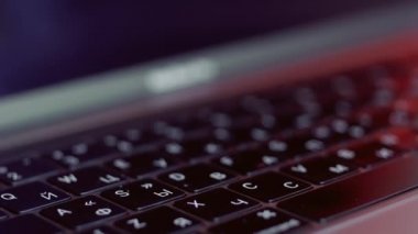 Siyah klavye ve gümüş dizüstü bilgisayarı kapat, yavaşça hareket et. Başla. Yeni güzel teknolojik cihaz, düz tuşlu bilgisayar ve dokunmatik ped.