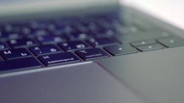 Siyah klavye ve gümüş dizüstü bilgisayarı kapat, yavaşça hareket et. Başla. Yeni güzel teknolojik cihaz, düz tuşlu bilgisayar ve dokunmatik ped.