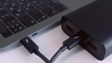 Bilgisayara bağlı harici hard diski kapat. Başla. Yedekleme dosyaları ve USB 3.0 bağlantısı kullanan önemli bilgiler için siyah sabit disk.