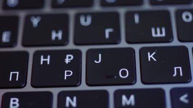 Bilgisayar klavyesi ayrıntıları. Başla. Modern bir dizüstü bilgisayarın siyah tuşlarındaki beyaz harflerin üst görünümünü kapat, yazma kavramı.