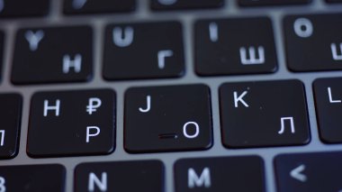 Bilgisayar klavyesi ayrıntıları. Başla. Modern bir dizüstü bilgisayarın siyah tuşlarındaki beyaz harflerin üst görünümünü kapat, yazma kavramı.