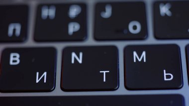 Modern bilgisayar veya dizüstü bilgisayar siyah klavye, görüntüyü kapat. Başla. Üzerinde siyah düğmeler ve beyaz semboller olan yeni tuş takımı, modern teknoloji kavramı.