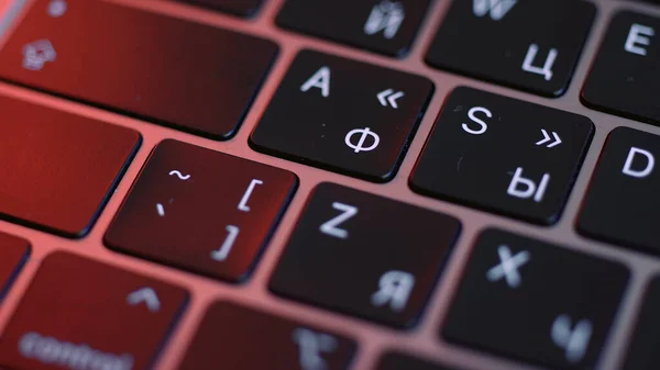 Teclado del ordenador detalles fondo. Acción. Vista superior de cerca de las letras blancas en los botones del teclado negro de un ordenador portátil moderno, concepto de escritura. — Foto de Stock