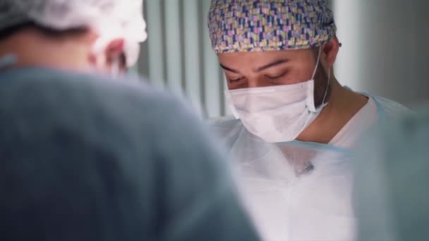 Les médecins livrent l'anesthésie au patient chirurgical dans la salle d'opération. L'action. Gros plan des médecins pratiquant l'opération et préparant le patient à l'intervention. — Video