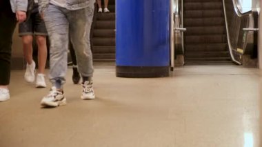 Metroda yürüyen merdivenden inen insanlar. Medya. Bir sürü insan yürüyen merdivenden inip metro istasyonuna gidiyor. Metroda trafik saati