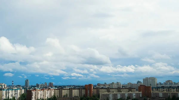 浮遊雲と都市の背景青空のパノラマビュー。コンセプト。大都市の家の上に浮かぶ曇りの雲と広い空 — ストック写真