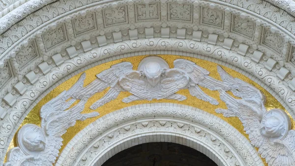 Details of arched main entrance to Cathedral. Concept. Beautiful detailed entrance with arched vault and iconostasis in Cathedral. Wrought-iron gates to temple and bas-reliefs — Stock Photo, Image