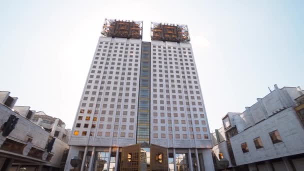 RAS-Gebäude in Moskau. Handeln. Blick von unten auf die ungewöhnliche Architektur der sowjetischen Moderne. Der Gebäudekomplex des Präsidiums der Russischen Akademie der Wissenschaften. Schöne architektonische Sehenswürdigkeiten von Moskau — Stockvideo