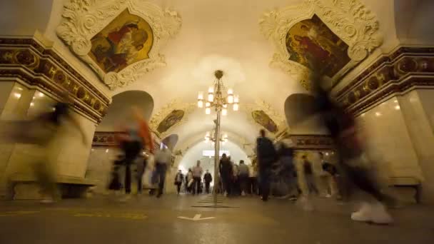 Stazione della metropolitana con architettura antica. Azione. Un sacco di gente nelle ore di punta alla stazione della metropolitana con architettura antica. Timelapse con persone alla stazione della metropolitana con vecchie architetture e dipinti — Video Stock