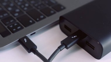 Bilgisayara bağlı harici hard diski kapat. Başla. Yedekleme dosyaları ve USB 3.0 bağlantısı kullanan önemli bilgiler için siyah sabit disk.