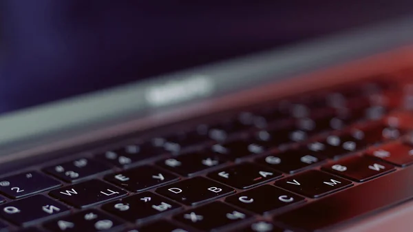 Primer plano del teclado negro y la computadora portátil de plata, enfoque moviéndose lentamente. Acción. Nuevo dispositivo tecnológico hermoso, computadora con botones planos y almohadilla táctil. —  Fotos de Stock