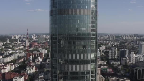 공중에서 본 비소츠키 마천루는 러시아의에 카테린 부르크시에 있다. 자료 화면이요. 현대 도시 배경에 있는 높은 건물을 향해 날아가는건 축물의 개념. — 비디오