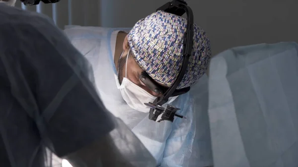 Az orvosi sebészek csapata a kórházban, akik sebészeti műtétet végeznek. Felvétel. Tiszta egyenruhás férfiak végzik a beavatkozást a sürgősségin.. — Stock Fotó