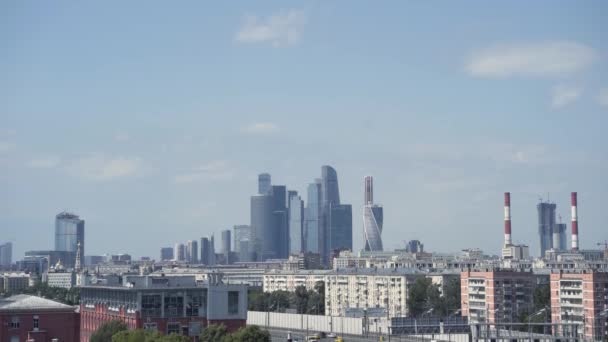 Vista panoramica della città e grattacieli blu. Azione. Vista semplice della città sullo sfondo di grattacieli nella città di Mosca. Grattacieli della città di Mosca all'orizzonte sullo sfondo cielo blu — Video Stock