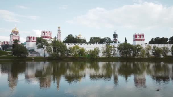 Complesso monastico con laghetto. Azione. Bellissimo paesaggio con monastero circondato da mura bianche da laghetto. Paesaggi russi di monasteri — Video Stock