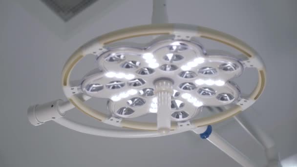 Spodní pohled na chirurgickou lampu na operačním sále. Akce. Moderní vybavení a osvětlení na operačních sborech. Jasné lékařské osvětlení v moderním operačním sále — Stock video