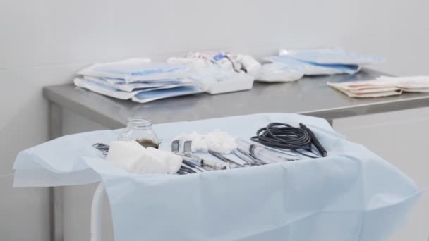 Instrumentos cirúrgicos e medicamentos em mesas na sala de cirurgia. Acção. Instrumentos cirúrgicos profissionais preparados antes da operação. Cirurgia e ferramentas. Conceito de medicamento — Vídeo de Stock