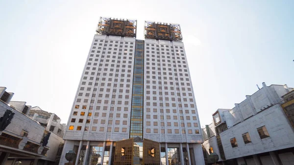 Moskova 'daki RAS Binası. Başla. Sovyetler çağının alışılmadık mimarisinin alt görüşü. Rus Bilimler Akademisi 'nin Presidium binaları. Moskova 'nın güzel mimari manzarası