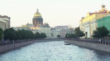 Aziz Isaacs Katedrali Moyka nehrinin arkasındaki altın kubbe, Saint Petersburg, Rusya. Medya. Birçok tarihi bina ve mimari konseptiyle şehrin güzel manzarası..