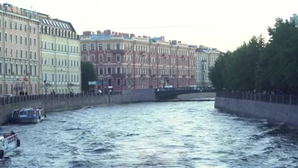 Rusya, Saint Petersburg 'daki Moyka Nehri' nin seti. Medya. Yaz günü ve dalgalı nehir boyunca büyüyen eski evler ve yeşil ağaçlarla dolu şehir manzarası.. — Stok video