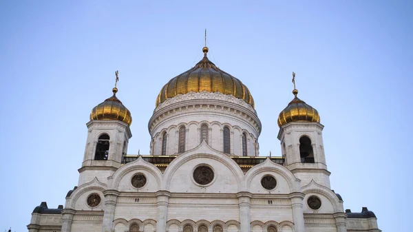 Belle façade de temple blanc sur fond bleu ciel. L'action. Vue du bas de l'architecture ancienne du temple blanc russe avec dômes d'or. Églises orthodoxes historiques en Russie — Photo
