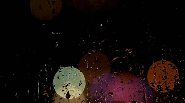 Wassertropfen auf Fenster rieseln auf Bokeh bunte Lichter Hintergrund. Konzept. Nahaufnahme von feuchten Fenstern mit Wassertropfen und hellen Kreisen auf schwarzem Hintergrund. — Stockfoto