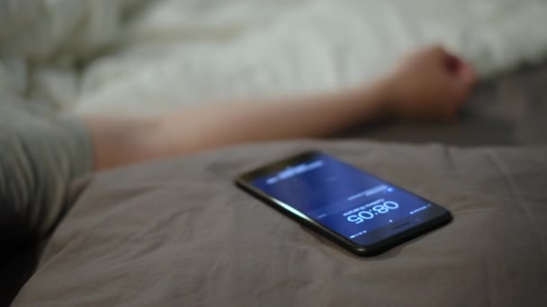 Seseorang mengetik di smartphone saat berbaring di tempat tidur. Konsep. Anak muda tidak bisa tidur sambil menunggu pesan dari tercinta. Siswa yang jatuh cinta menjawab pesan ketika berbaring di tempat tidur — Stok Video