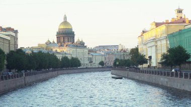 Aziz Isaacs Katedrali Moyka nehrinin arkasındaki altın kubbe, Saint Petersburg, Rusya. Medya. Birçok tarihi bina ve mimari konseptiyle şehrin güzel manzarası..