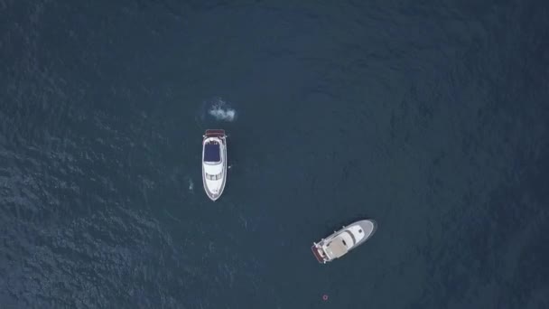 Incredibile vista aerea dall'alto di due yacht e amici di nuoto in acqua blu scuro. Clip. Persone che si divertono nel paradiso dei caraibi mare vicino a nuove barche a vela. — Video Stock