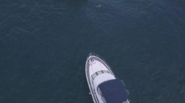 Lüks beyaz bir yatın havadan görünüşü ve insanları rahatlatıyor. Şarjör. Yaz tatili kavramı, Ege Denizi 'nde seyreden güzel bir yelkenli..