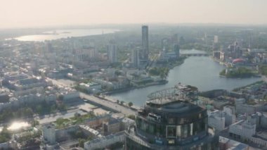 Modern şehrin en güzel manzarası, yüksek binalar. Stok görüntüleri. Gökdelenleri ve nehri olan modern şehir güneşli yaz gününde güzel görünüyor.