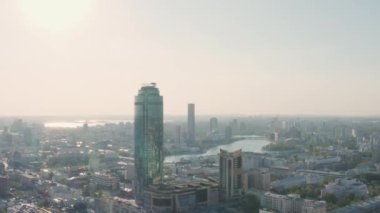 Yazın arka planda güzel cam gökdelenli panorama manzarası. Stok görüntüleri. İş yüksek binaları ve temiz çevresi olan güzel, modern bir şehir.