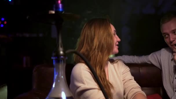 남자와 여자가 술집에서 시시덕거리고 있어. 미디어. 남자와 여자는 담배를 피우고 의사소통을 한다. 후카바 에서의 오락과 데이트 — 비디오