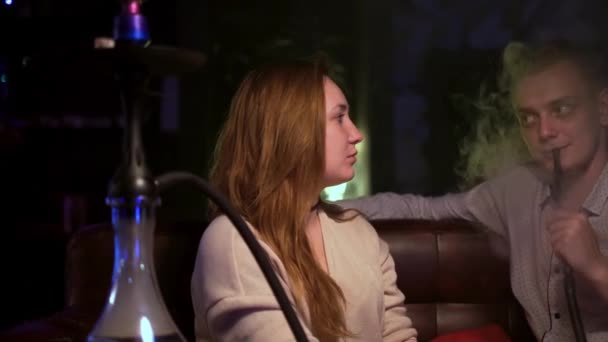 Man en vrouw communiceren in Hookah Bar. De media. De man rookt heroïne terwijl de vrouw met hem praat. Socialiseren en roken in hookah bar — Stockvideo