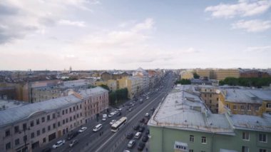 Eski şehrin trafiği ile bulvarın en iyi manzarası. Başla. Eski mimarisi ve işlek yolu olan şehir manzarası. Arka planda bulutlu yollarda trafiği olan güzel eski bir kasaba.