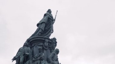 Arka plandaki bulutlu gökyüzünde İmparatoriçe anıtı. Başla. Rus İmparatoriçesinin görkemli anıtının alt manzarası. Catherine Anıtı, St. Petersburg 'da popüler bir kültürel cazibedir.