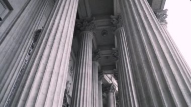 Antik binanın korint düzeniyle sütunlanmış. Başla. Eski binanın güzel beyaz sütunlarının alt manzarası. Saint Petersburg 'daki Kazan Katedrali' nin sütunları.